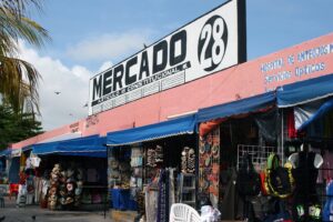 メルカド 28 で買い物: カンクンのダウンタウンにある賑やかな市場、メルカド 28 で地元のショッピング文化を味わいましょう。 ここでは、手工芸品、ジュエリー、お土産、メキシコの伝統的な芸術品を見つけることができます。
