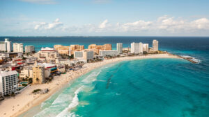 Entdecken Sie die Strände: Cancun ist berühmt für seine atemberaubenden Strände. Nehmen Sie ein Bad im kristallklaren Wasser, entspannen Sie auf dem weichen weißen Sand oder gönnen Sie sich Wassersportarten wie Schnorcheln, Tauchen oder Paddleboarding.