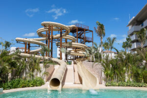 Genießen Sie Wasserparks: Cancun verfügt über mehrere aufregende Wasserparks wie Xcaret, Xel-Ha und Wet'n Wild, die aufregende Wasserrutschen, Strömungsflüsse und interaktive Meereserlebnisse bieten. Diese Parks eignen sich perfekt für einen Tag voller Spaß und Unterhaltung mit der Familie.
